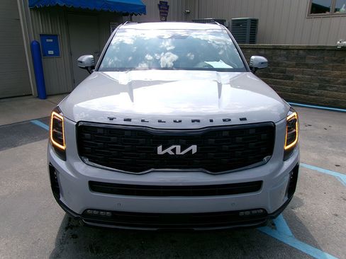 Used 2022 Kia Telluride SX w/ SX Prestige Package image 3