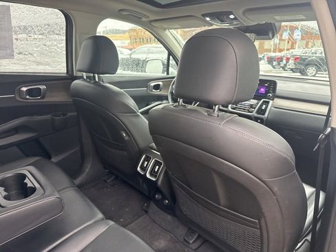 Used 2023 Kia Sorento S w/ Panoramic Sunroof Package image 9