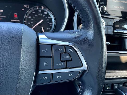 Used 2020 Toyota Highlander XLE image 18