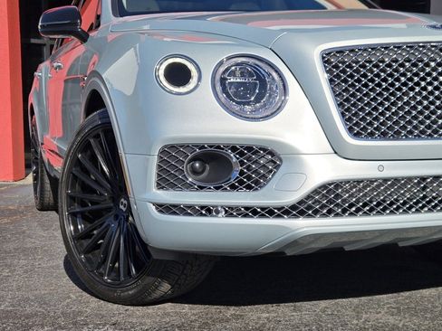 Used 2019 Bentley Bentayga image 11