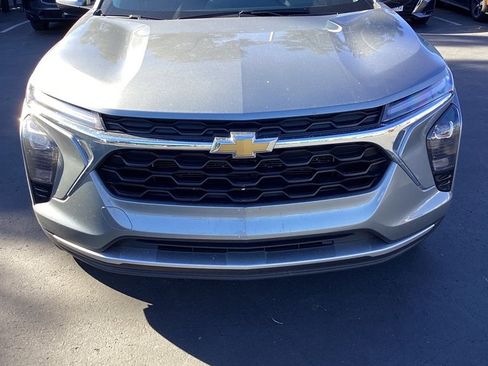 Used 2025 Chevrolet Trax LT w/ LT Convenience Package image 5