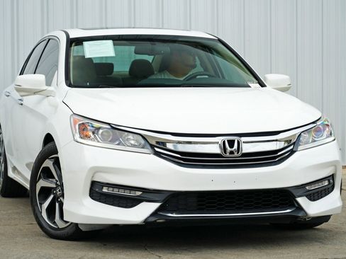 Used 2017 Honda Accord EX-L image 2