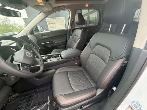 New 2026 Nissan Pathfinder Platinum AWD/4WD image 11