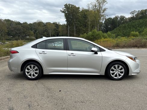 Used 2025 Toyota Corolla LE image 4