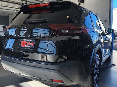 Used 2023 Nissan Rogue SV image 3