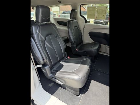 Used 2023 Chrysler Pacifica Touring-L FWD image 17