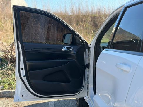 Used 2018 Jeep Grand Cherokee Altitude image 11