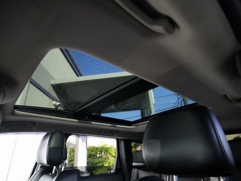 Used 2011 Jeep Grand Cherokee Laredo image 17