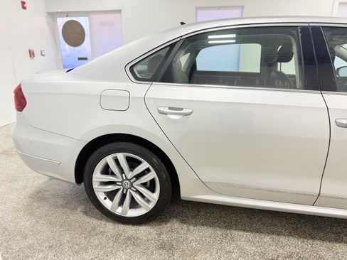 Used 2017 Volkswagen Passat 3.6 SEL Premium image 9