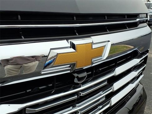 New 2026 Chevrolet Suburban Premier image 24