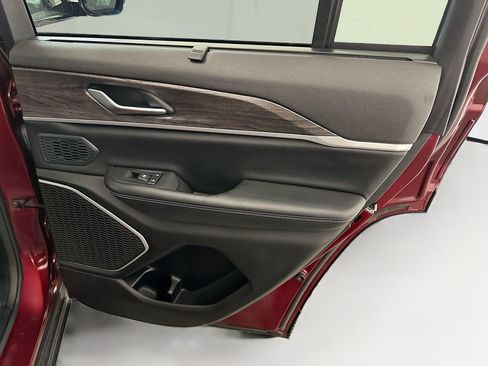 Used 2023 Jeep Grand Cherokee 4x4 w/ Luxury Tech Group II image 33