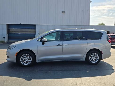 Used 2022 Chrysler Voyager LX FWD image 6