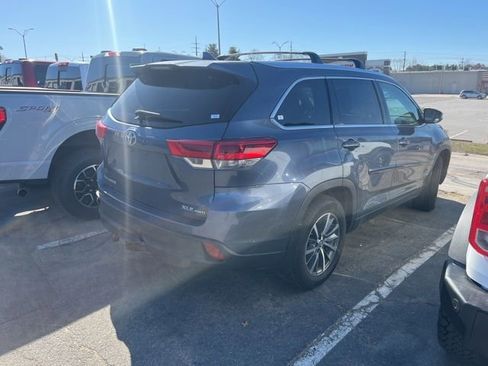 Used 2019 Toyota Highlander XLE AWD/4WD image 4