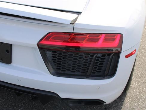Used 2018 Audi R8 V10 w/ Carbon Exterior Package image 21