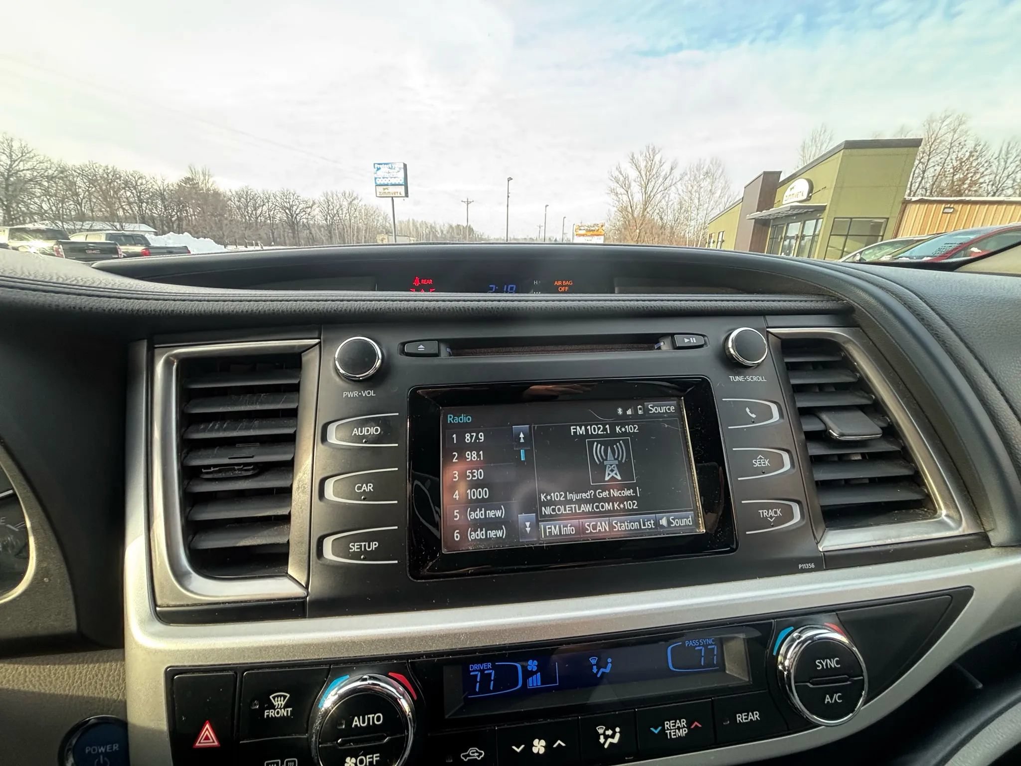 Used 2018 Toyota Highlander LE w/ Carpet Mat Package (TMS) AWD/4WD image 14