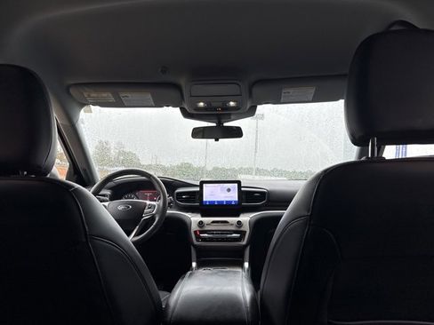 Used 2022 Ford Explorer XLT w/ Equipment Group 202A image 12