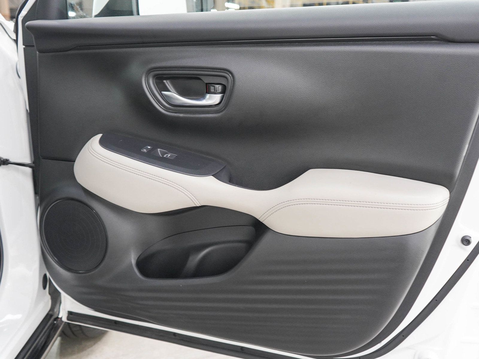 Used 2025 Honda HR-V EX-L image 9