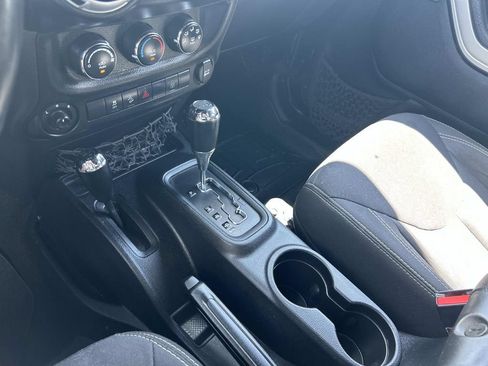Used 2015 Jeep Wrangler Unlimited Rubicon AWD/4WD image 32