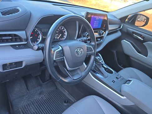 Used 2023 Toyota Highlander XLE image 22