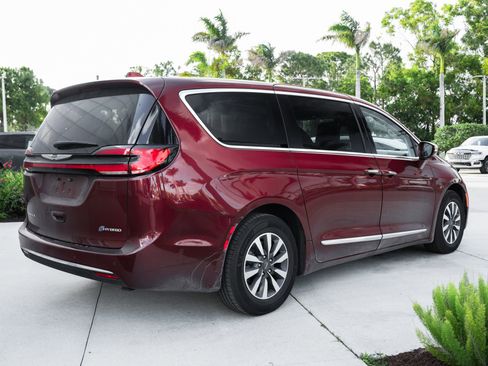 Used 2022 Chrysler Pacifica Limited w/ Uconnect Theater Family Group FWD image 9