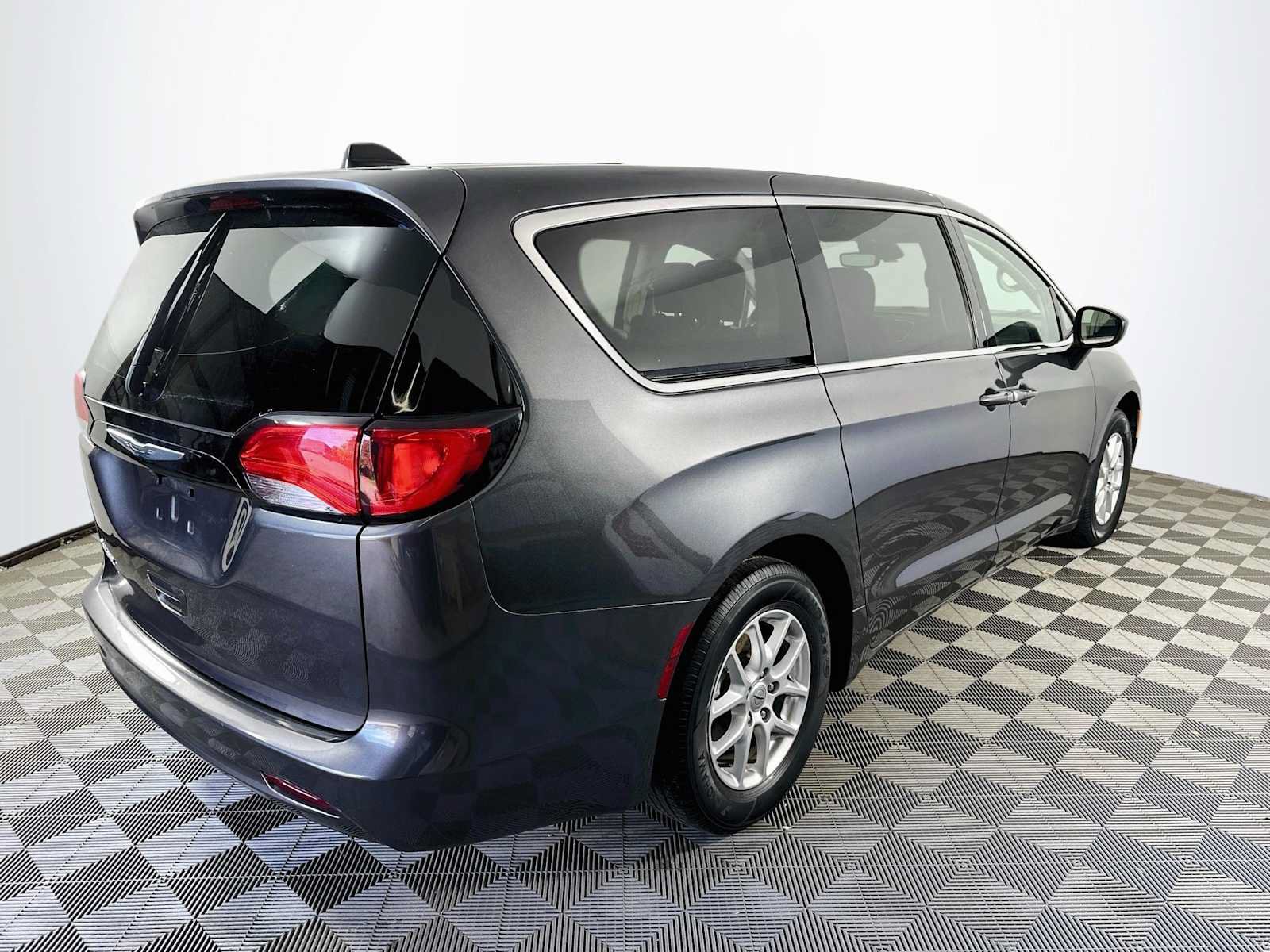 Used 2023 Chrysler Voyager LX FWD image 4