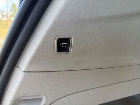 Used 2023 Chrysler Pacifica Limited FWD image 12