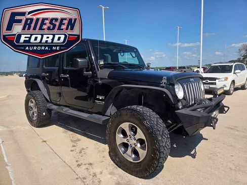 Used 2018 Jeep Wrangler Unlimited Sahara w/ Connectivity Group AWD/4WD image 3