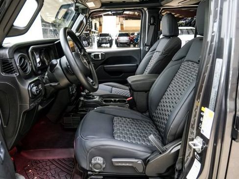 Used 2025 Jeep Gladiator Sport AWD/4WD image 18