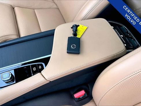 Certified 2024 Volvo XC90 B6 Ultimate w/ Protection Package Premier image 13