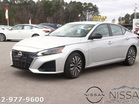 Used 2024 Nissan Altima 2.5 SV image 3