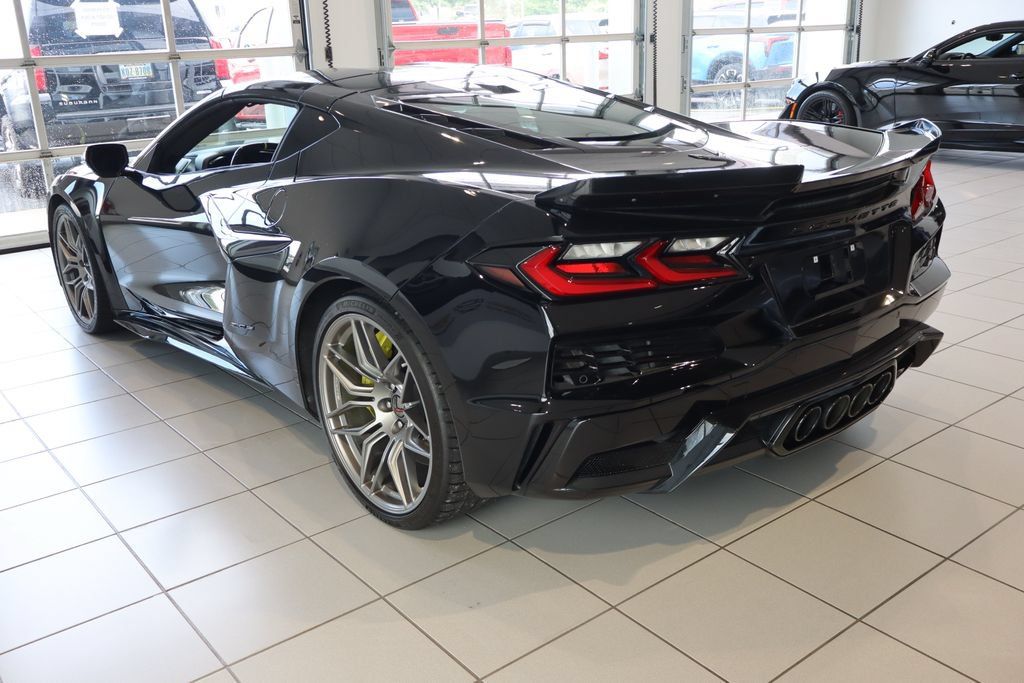 Used 2023 Chevrolet Corvette Z06 RWD image 3