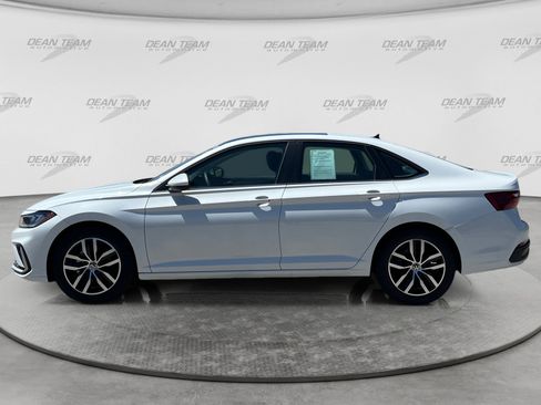 Used 2025 Volkswagen Jetta SE w/ Sunroof Package FWD image 4