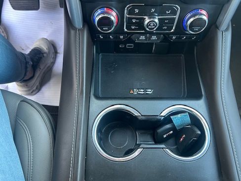 Used 2022 GMC Yukon SLT w/ SLT Premium Package image 17