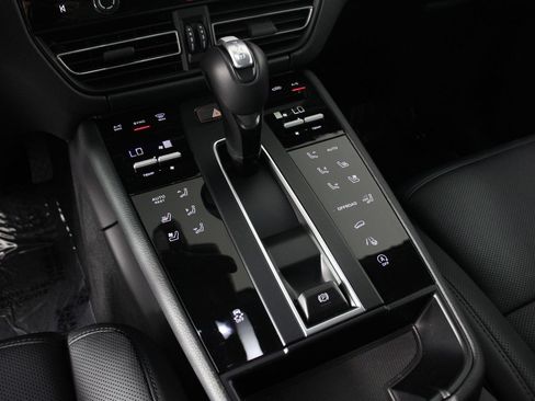 Certified 2026 Porsche Macan AWD/4WD image 18