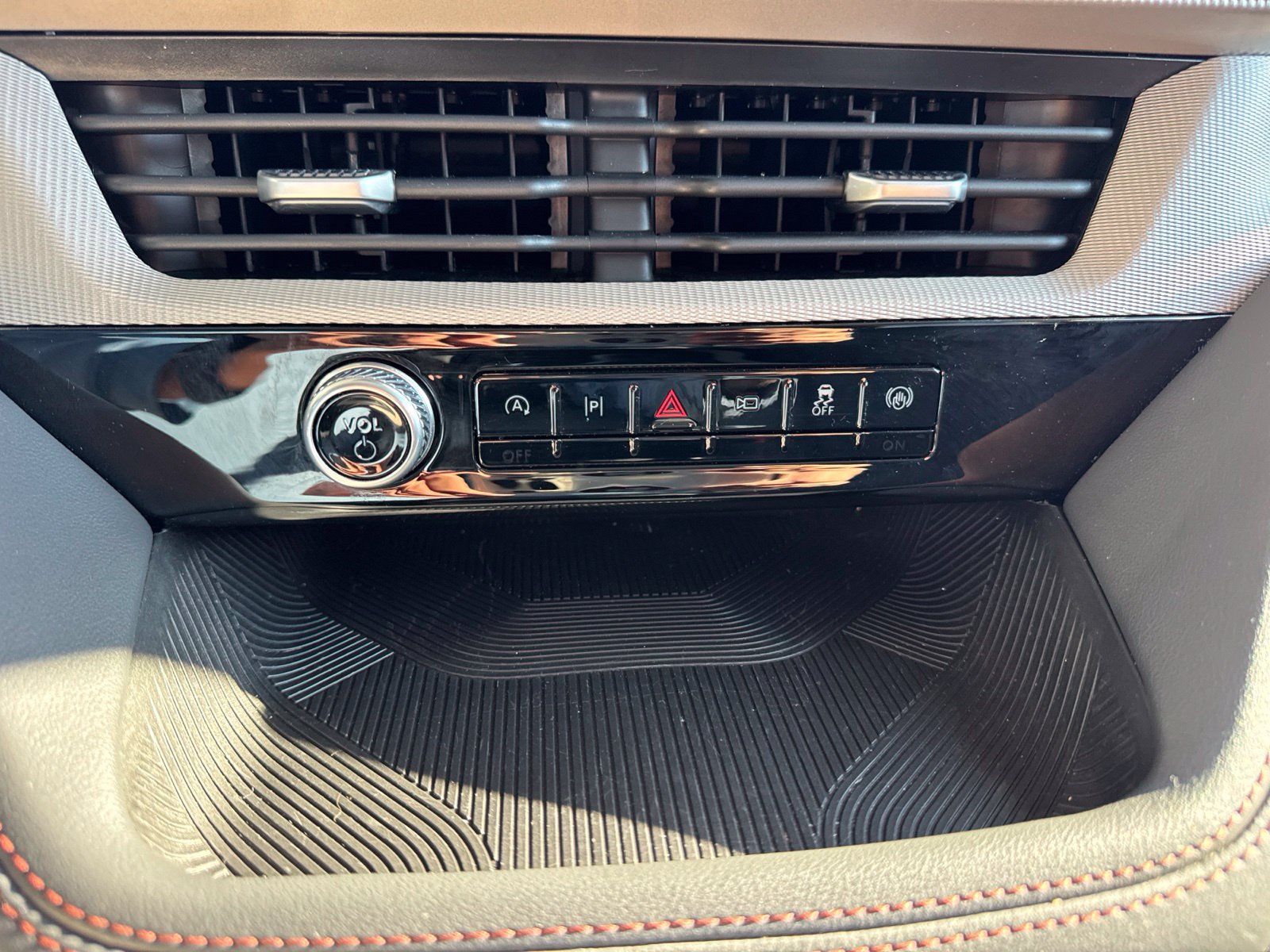 Certified 2025 Ford Explorer Active AWD/4WD image 34