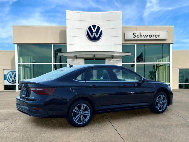 Certified 2023 Volkswagen Jetta SE FWD image 5