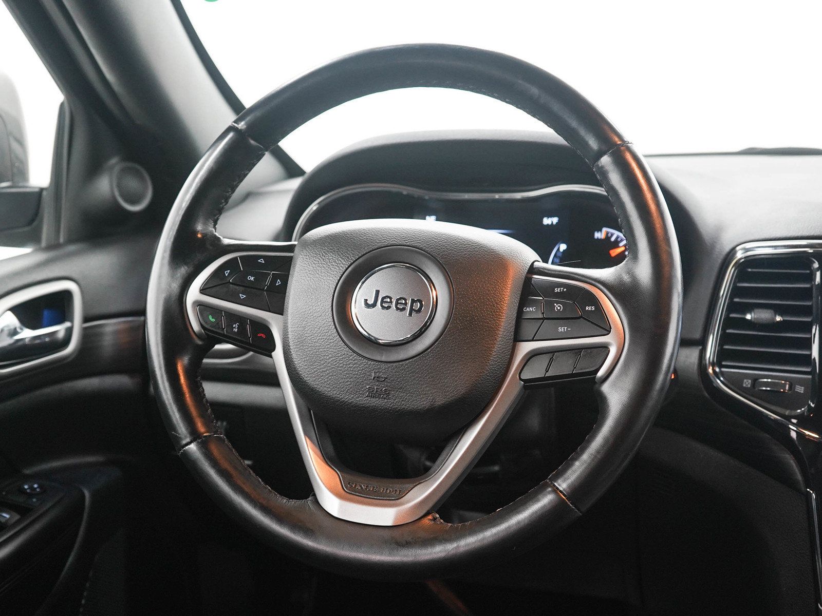 Used 2022 Jeep Grand Cherokee Laredo X AWD/4WD image 17