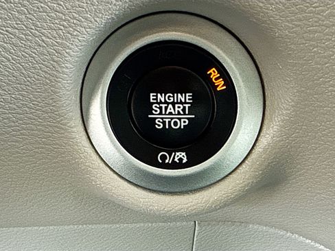 Used 2024 Chrysler Pacifica Touring-L image 10