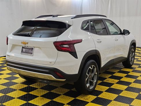 Used 2025 Chevrolet Trax LT image 3