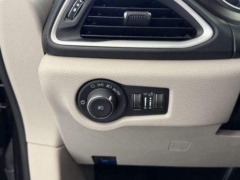 Used 2023 Chrysler Pacifica Touring-L FWD image 13
