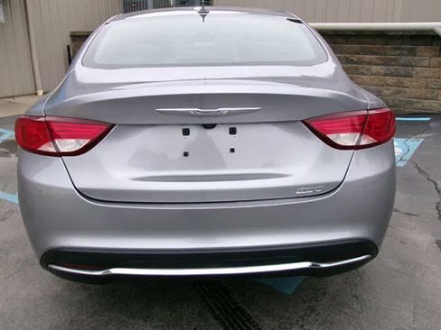 Used 2016 Chrysler 200 Limited w/ Convenience Group FWD image 4