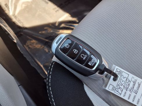 Used 2025 Hyundai Venue SEL FWD image 14