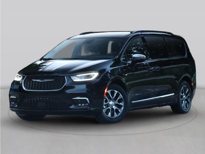 Used 2025 Chrysler Pacifica Select