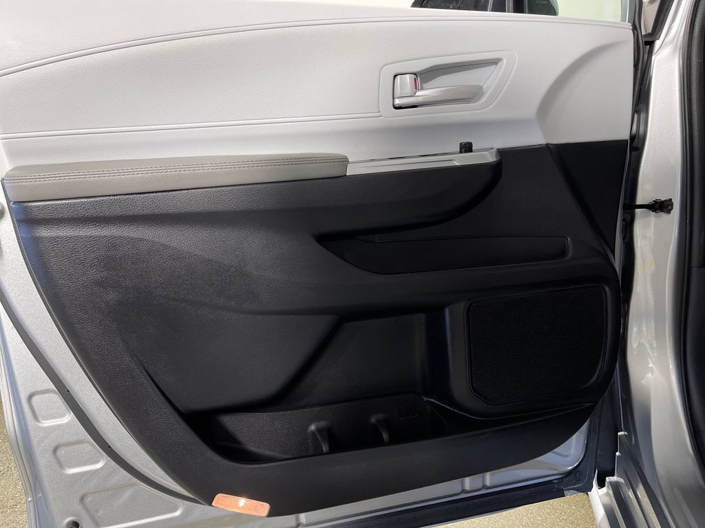 Certified 2025 Toyota Sienna XLE FWD image 17