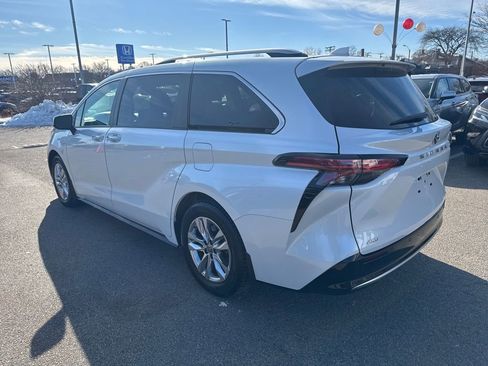 Used 2023 Toyota Sienna Limited image 5
