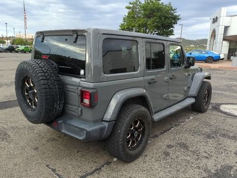 Used 2019 Jeep Wrangler Unlimited Sahara AWD/4WD image 3