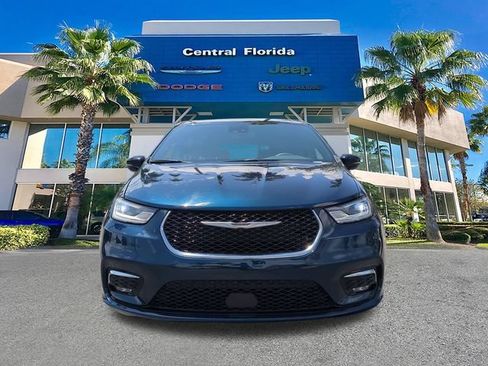 Used 2024 Chrysler Pacifica Touring FWD image 3