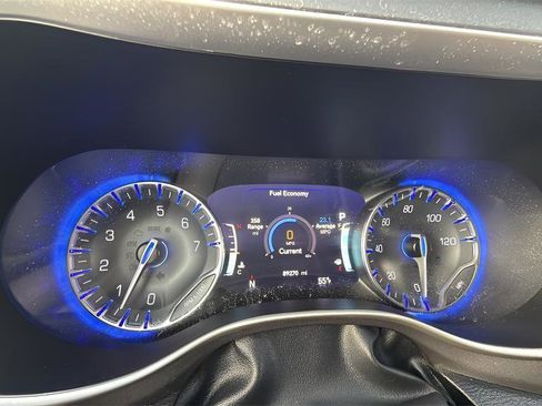 Used 2023 Chrysler Pacifica Touring-L image 19