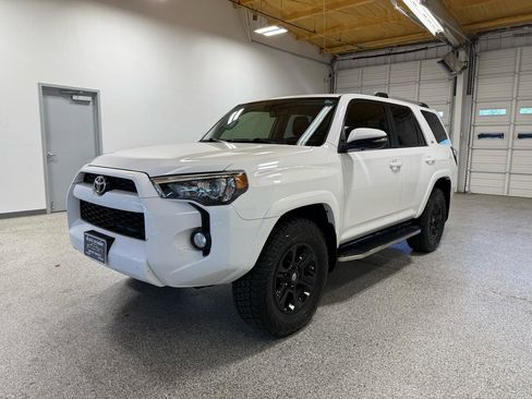 Used 2019 Toyota 4Runner SR5 Premium image 2