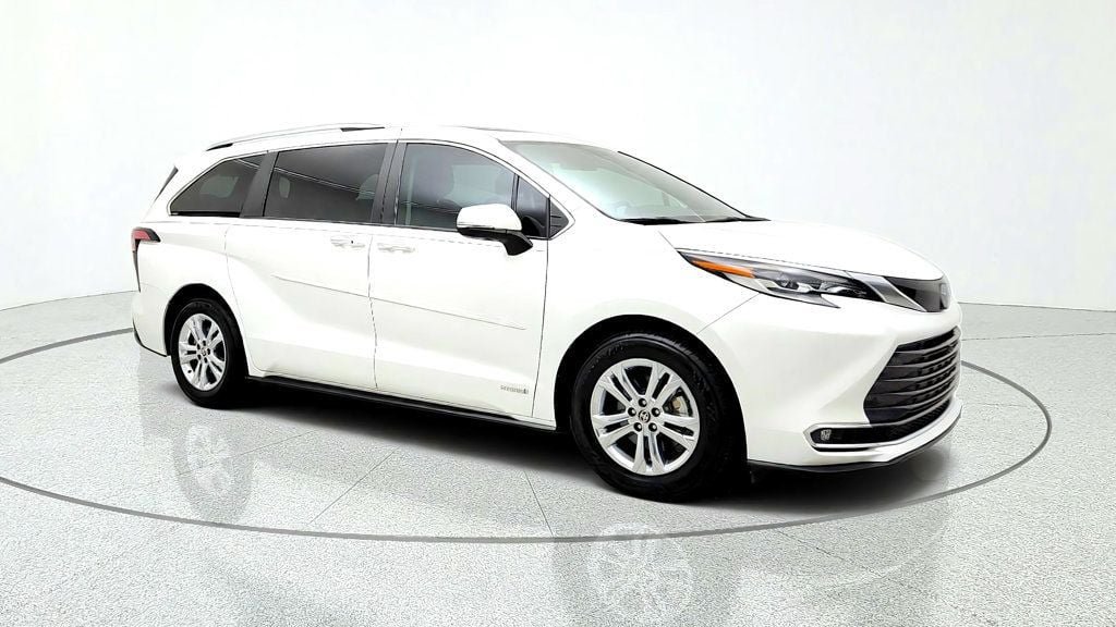 Used 2021 Toyota Sienna Platinum AWD/4WD image 3